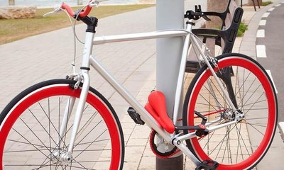 جديد صناعة الدراجات الهوائية... المقعد يتحوّل إلى قفل صلب