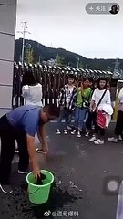 Çin'de bir öğretmenin, okul kapısı önünde makyaj silme mesaisi