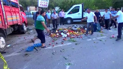 Meyve yüklü kamyonet otomobille çarpıştı : 2 yaralı