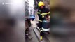 Un pompier chinois héroïque sort une bonbonne de gaz en feu d'un immeuble