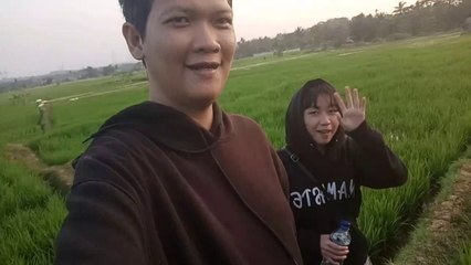main ditenggah sawah asik