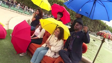 أريكة "فريندز" الشهيرة في باريس