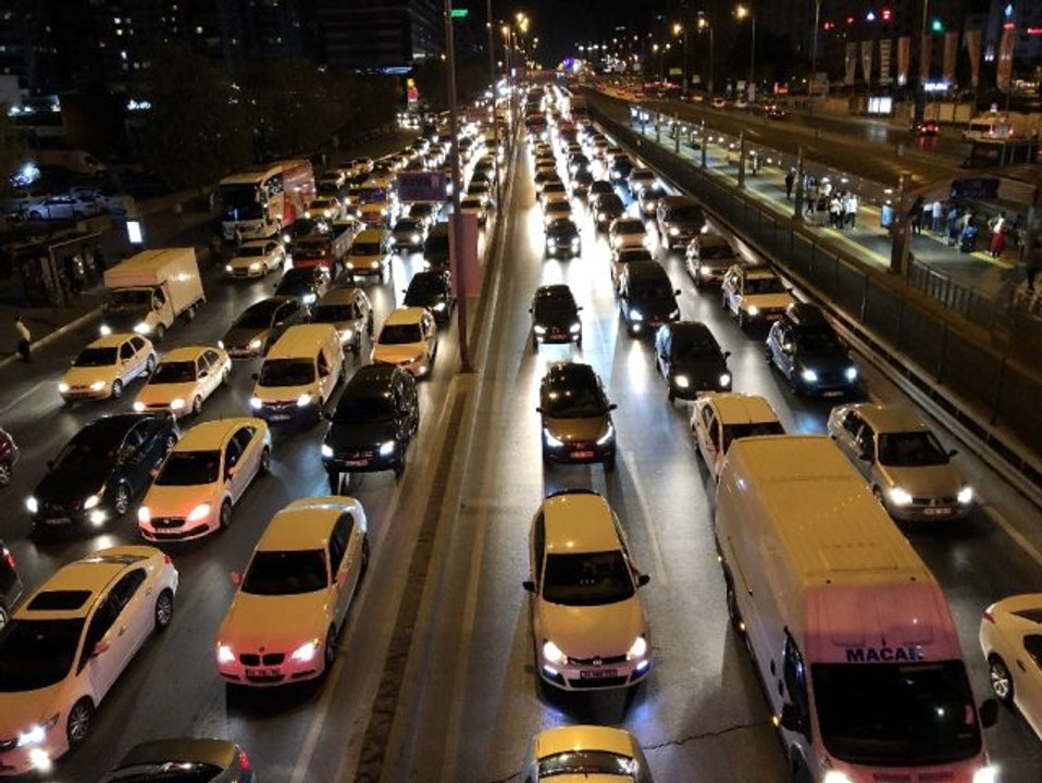 E-5'te zincirleme kaza: Trafik kilitlendi