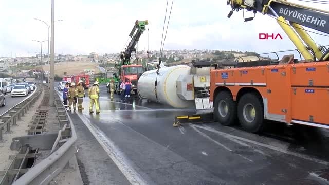 Tem otoyolu'nda oksijen yüklü tanker devrildi- 2