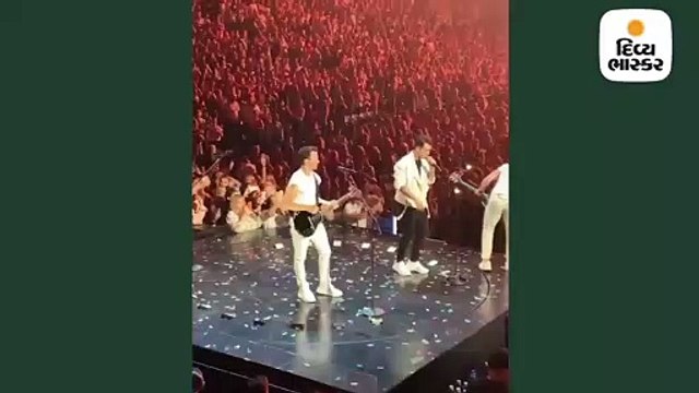 ચાલુ કૉન્સર્ટમાં નિક જોનાસે પ્રિયંકાને કહ્યું I Love You, જાહેરમાં જોવા મળી લવ-બૉન્ડિંગ