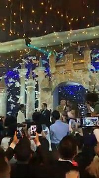 اكرم حسني يغني ف فرح هنا الزاهد واحمد فهمي اغنية لاول مرة تريقة علي احمد فهمي