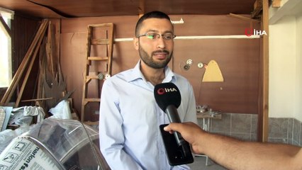 Evinin balkonunda kendi uçağını yapıyor