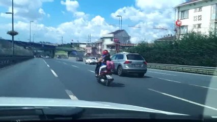 E-5'te korkutan görüntü...Kadın motosiklet sürücüsü arkasındaki çocuğu iple kendisine bağladı