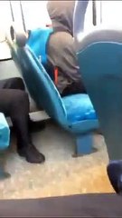 Sac attaché au siège, il ne peut sortir du bus ! Blague