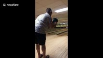 Bowling entre les jambes ? Cet homme a très mal LOL