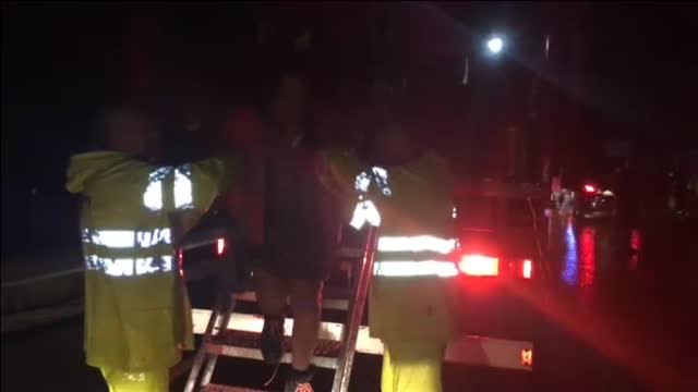 Los vecinos de la localidad de Orihuela pasan la noche en vela ante los desbordamientos del río