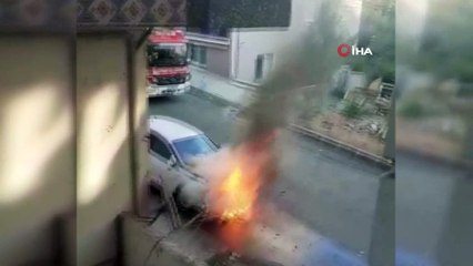 Park halindeki otomobilin alev alev yandığı anlar kamerada