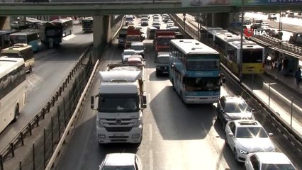 TEM otoyolunda devrilen tanker nedeniyle E-5'te trafik yoğunluğu oluştu