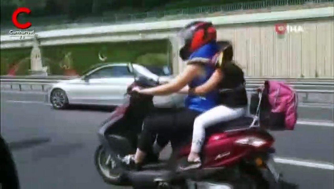 E-5'te pes dedirten görüntü... Kasksız çocuğu beline iple bağladı!