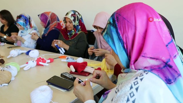 Nevşehirli kadınlar örgü bebek yaparak ev ekonomisine katkı sağlıyor