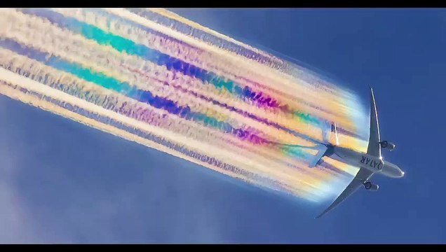Un avion de ligne lâche une trainée arc-en-ciel