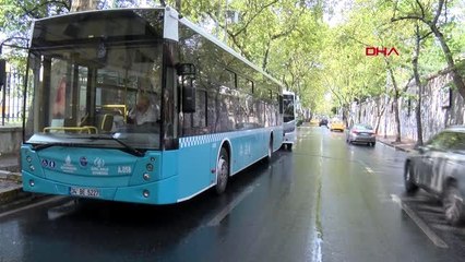 Beşiktaş'ta turistleri taşıyan midibüs, duraktaki otobüse çarptı