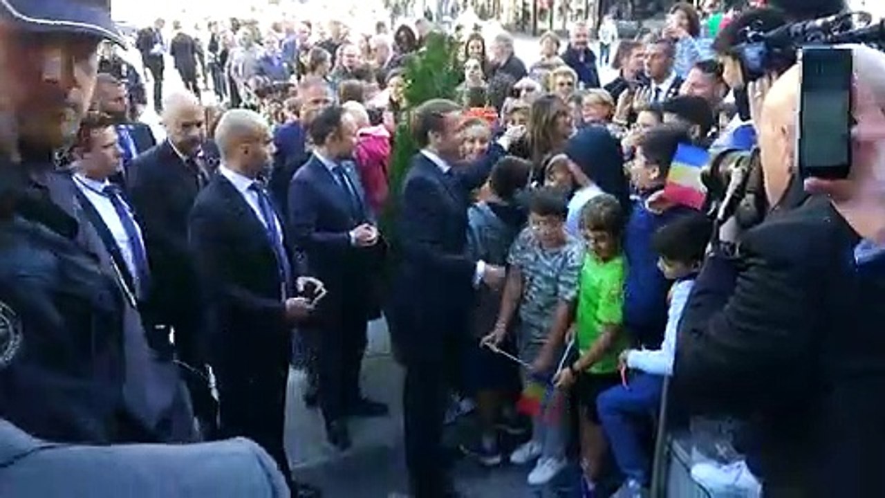 Entrada de Macron al Comú