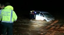 Bomberos de Levante rescatan a cinco personas atrapadas en sus coches