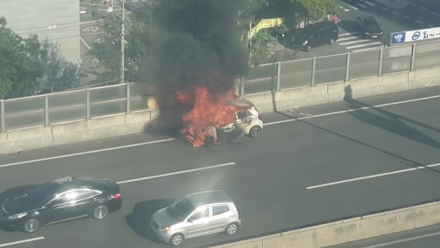 서울 내부순환로서 차량 화재...부근 정체 극심 / YTN