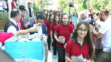 Nevşehir’de Anadolu Lisesi öğrencilerine simit ikram edildi