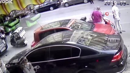 Motosikletin savrulup park halindeki araca çarptığı anlar kamerada