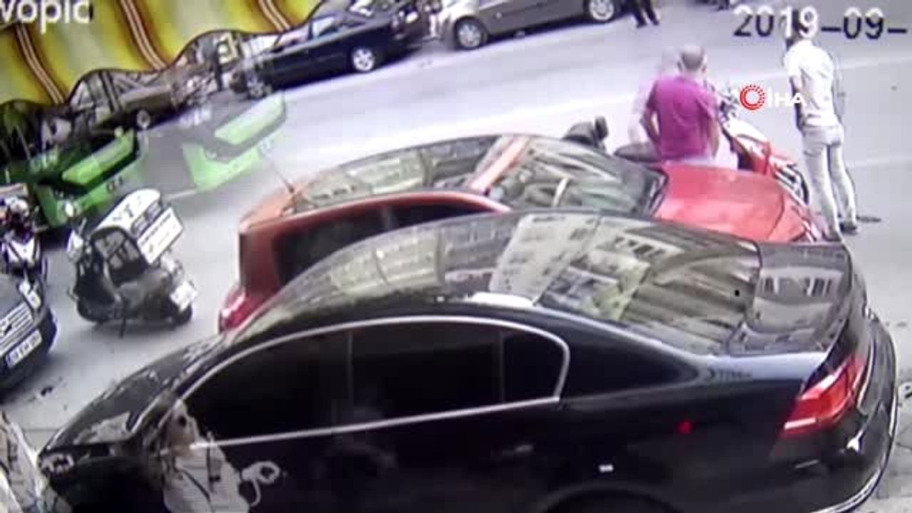Motosikletin savrulup park halindeki araca çarptığı anlar kamerada