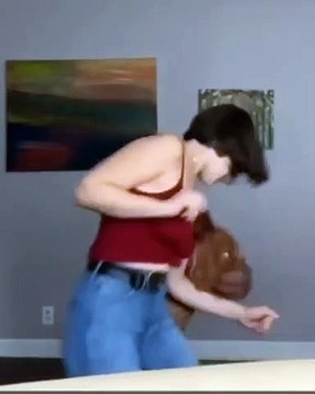 À ce qu'il paraît elle a ignoré son chien pour longtemps, c'est pourquoi il est fâché