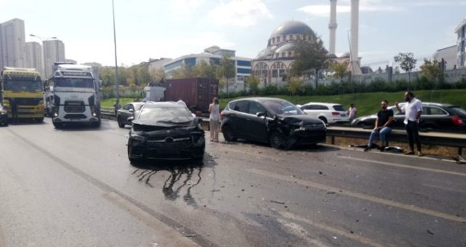 TEM'de zincirleme kaza: 8 araç birbirine girdi, trafik durma noktasına geldi