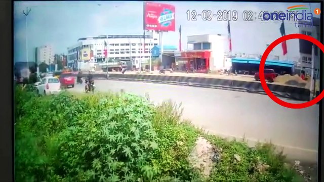 சுபஸ்ரீ மீது பேனர் விழும் பதைபதைக்க வைக்கும் வீடியோ காட்சி | Chennai Subashree Accident CCTV Video