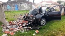 Carro fica destruído ao bater contra muro na Rua Fortaleza
