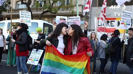 ‘Beijaço’ argentino contra censura na Bienal