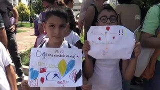 Velinin okul müdürünün kapısını kırması protesto edildi - MERSİN