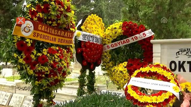 Metin Oktay, kabri başında anıldı