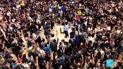 "Gloire à Hong-Kong", le chant que les manifestants scandent dans les centres commerciaux