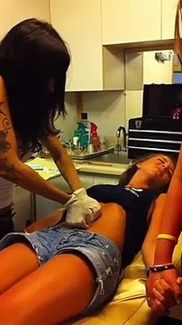 Elle s'évanouit alors que c'est son amie qui faisait le piercing du nombril