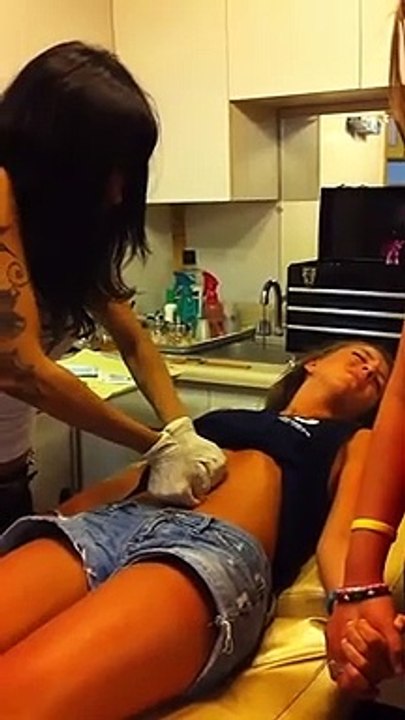Elle s'évanouit alors que c'est son amie qui faisait  le piercing du nombril