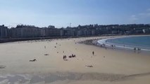 Paseantes y bañistas vuelven a la playa con el ascenso térmico