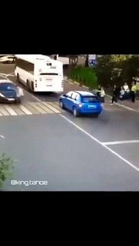 Un piéton se fait renverser par une voiture… et repart comme si rien ne s’était passé !