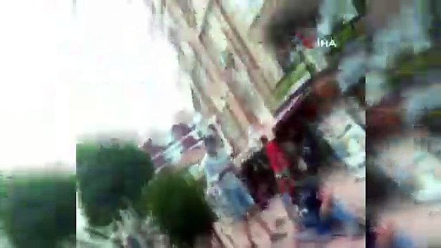 Sokak ortasında bıçaklandı