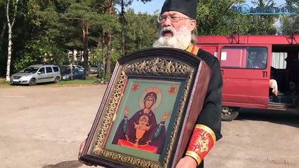 Rusya'da papaz şehri kutsal suyla yıkadı