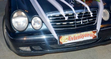 Bayrampaşa'da "evleniyoruz" yazılı araçla gelip 1,7 milyon lirayı gasp ettiler