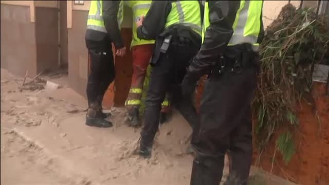 Los desalojados en Ontinyent recogen los pocos enseres que les quedan