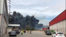 Incendio en el patio de una nave industrial de Dos Hermanas