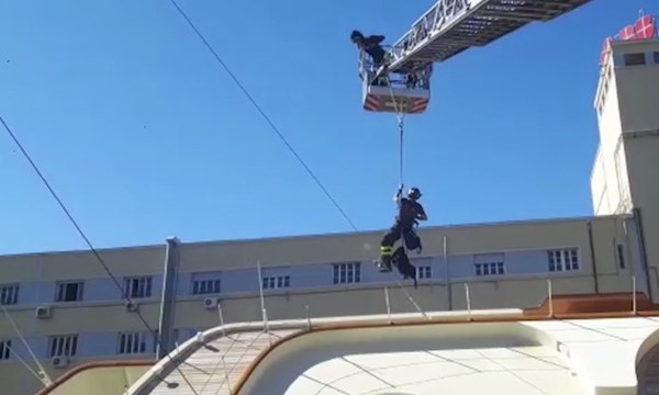 Genova - Yacht si ribalta nel porto, 4 feriti. Vigili del Fuoco recuperano beni (13.09.19)