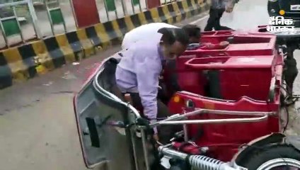 छतरपुर में चलते-चलते गड्ढे में पलटा ऑटो