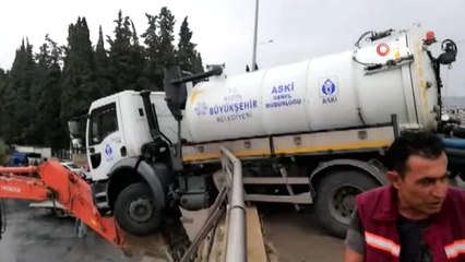 Facia ucuz atlatıldı...Belediyenin vidanjörü köprülü kavşakta asılı kaldı