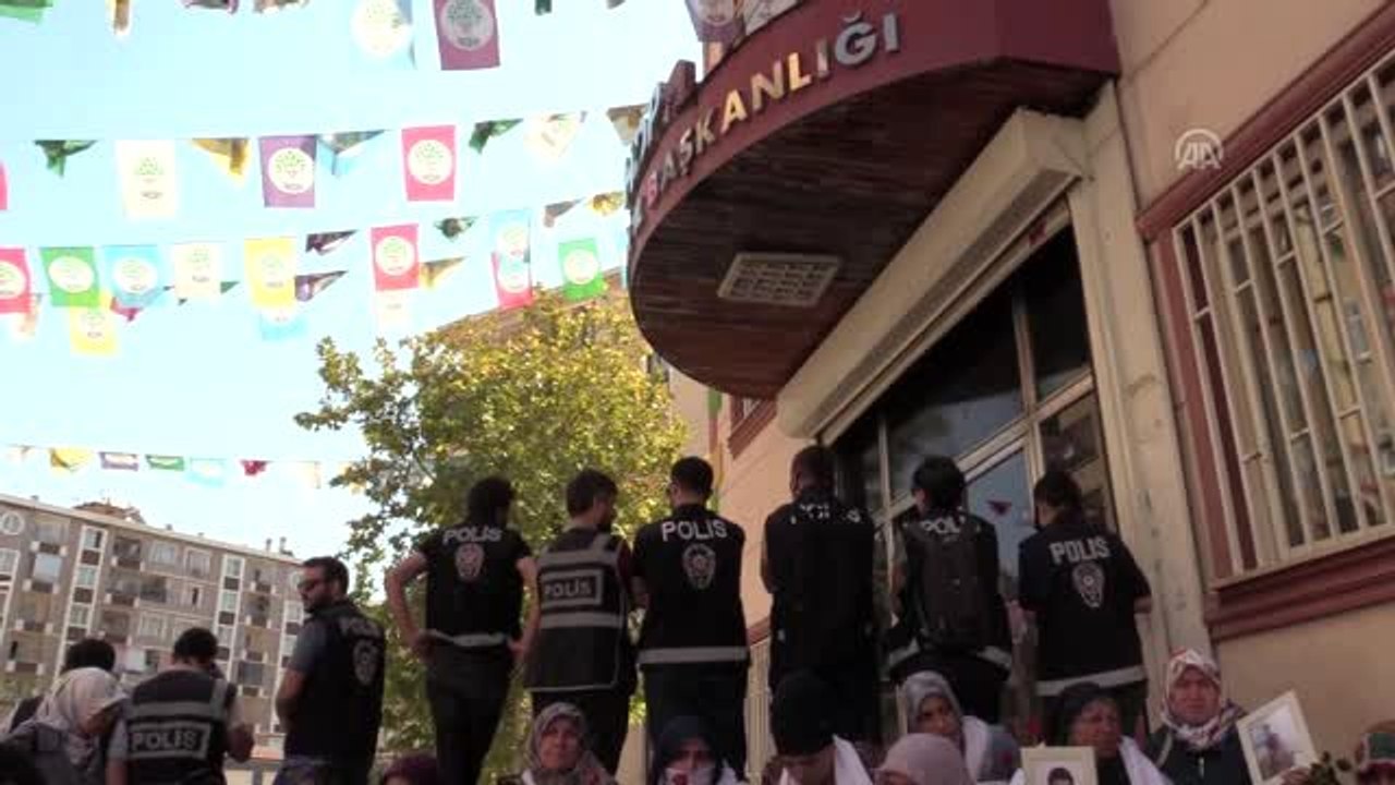 Diyarbakır annelerinin oturma eylemine katılım sürüyor