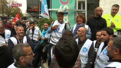 Paris'te grev ulaşımı felç etti