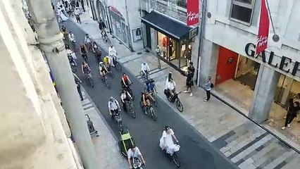 Mariage en fanfare et à vélo au centre-ville de Besançon